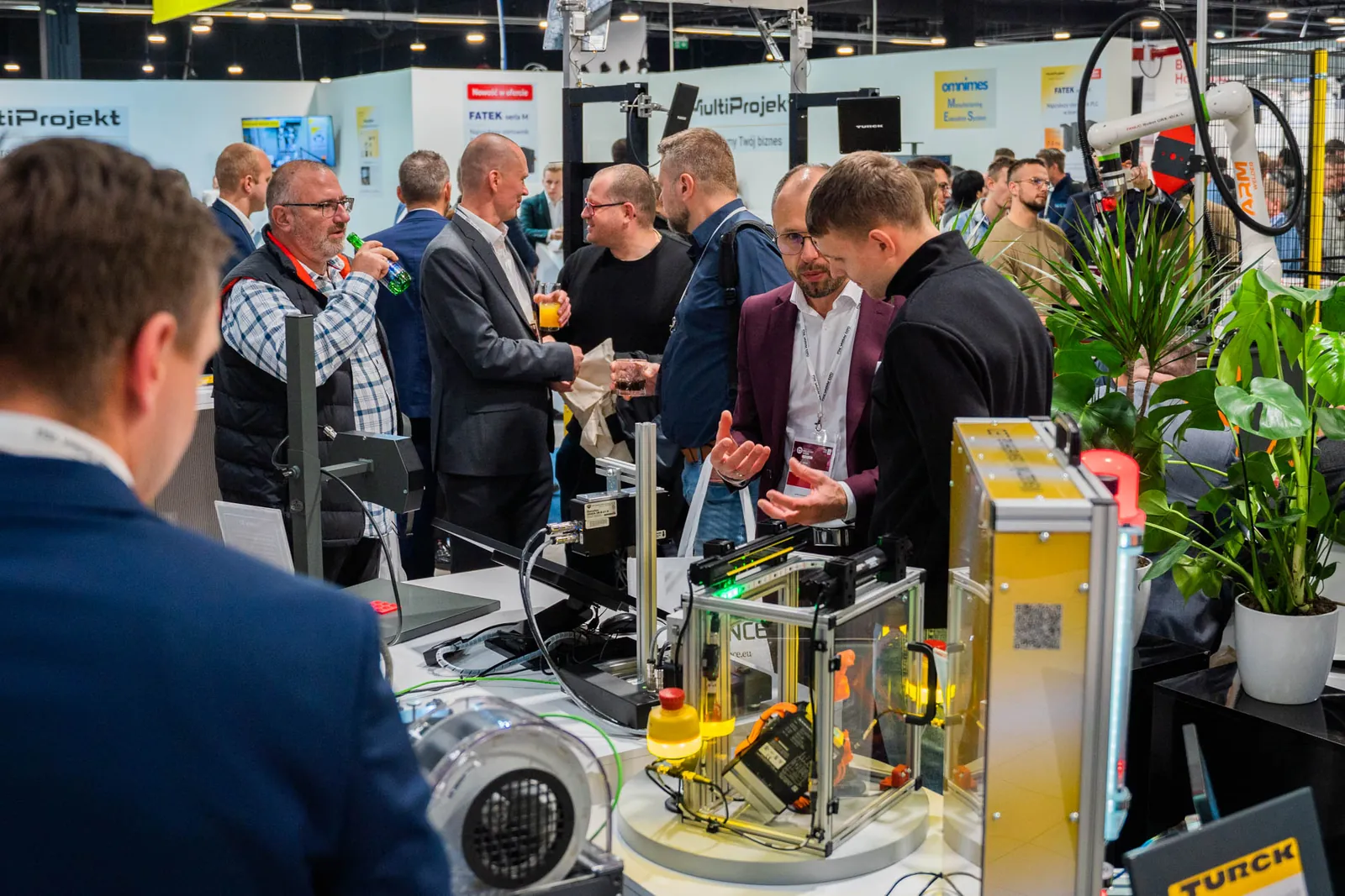 Exhibitor presenting an automation cell to visitors
